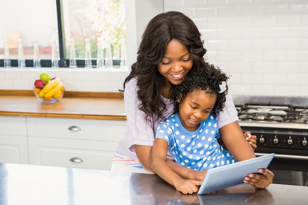 Mère et fille à l&#39;aide de tablet pc