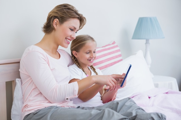 Mère et fille à l&#39;aide de tablet pc