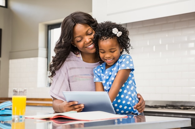 Mère et fille à l&#39;aide d&#39;une tablette