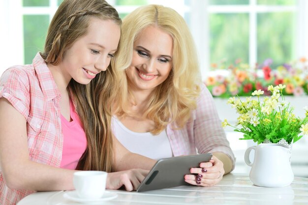 Mère et fille à l&#39;aide d&#39;une tablette