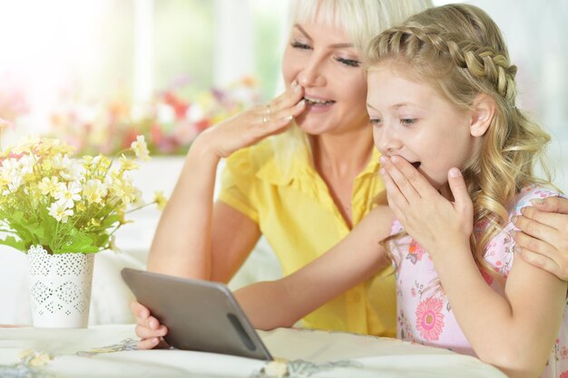 Mère et fille à l&#39;aide d&#39;une tablette