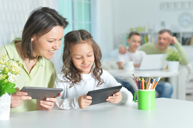 Mère et fille à l'aide de tablettes