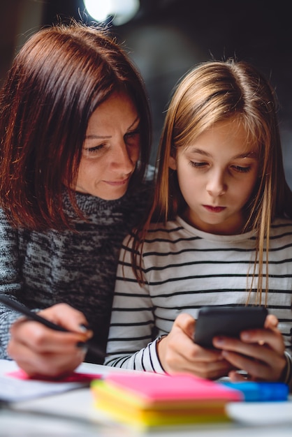 Mère et fille à l'aide de téléphone intelligent