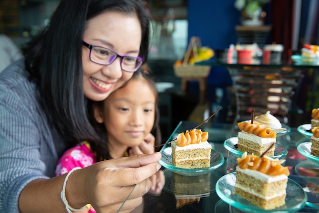 Mère et fille aiment manger le gâteau