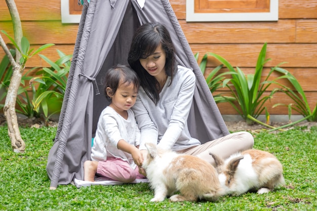 Mère, fille, alimentation, lapin