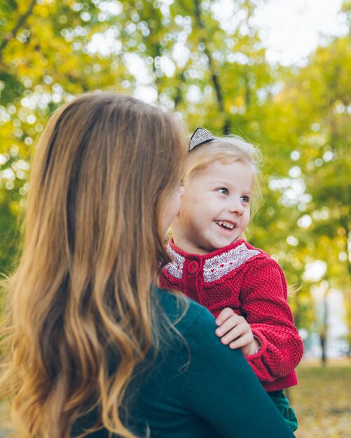 Mère fille amour câlin au parc de la ville d'automne