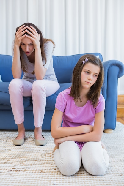 Mère et fille après un argument