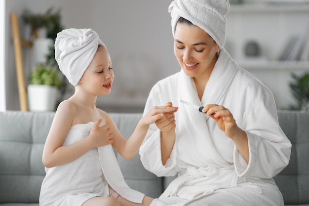 Mère et fille après un bain