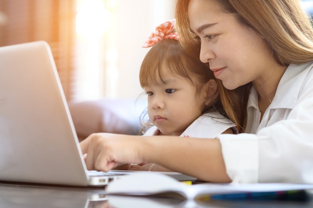 Mère Et Fille Asiatique Dans La Maison