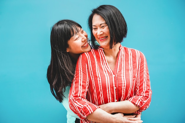 Mère et fille asiatique s'amusant en plein air - Gens de famille heureux profitant du temps ensemble