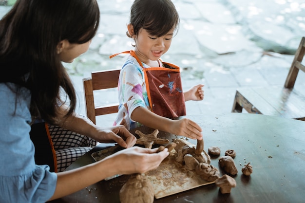 Mère Et Fille Asiatique Travaillant Avec De L'argile