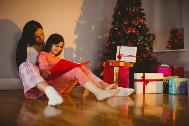 Mère et fille attendant le père Noël