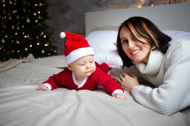 Mère et fille au lit à Noël