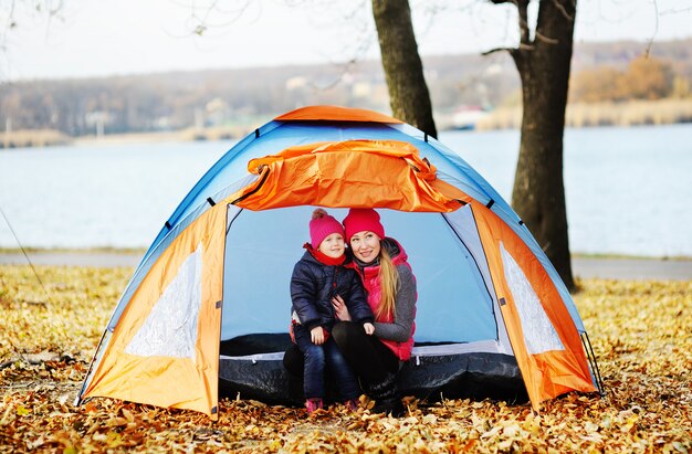 Mère et fille au repos dans un camp de tentes