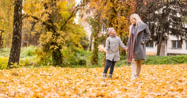 Mère et fille en automne parc jaune