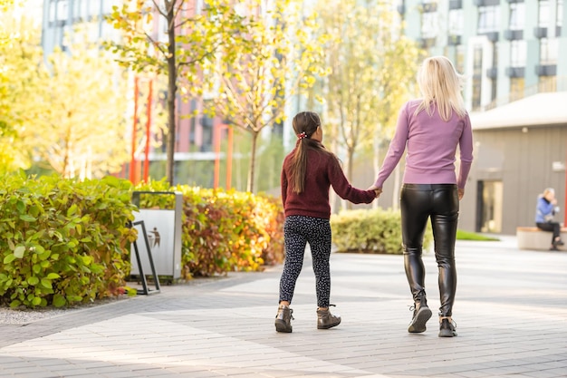 Mère Et Fille En Automne.