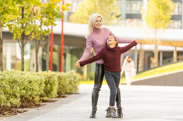 mère et fille en automne.