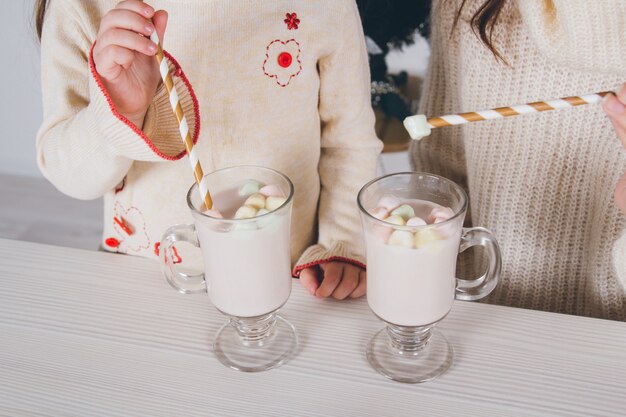 Mère et fille boivent du cacao avec des guimauves