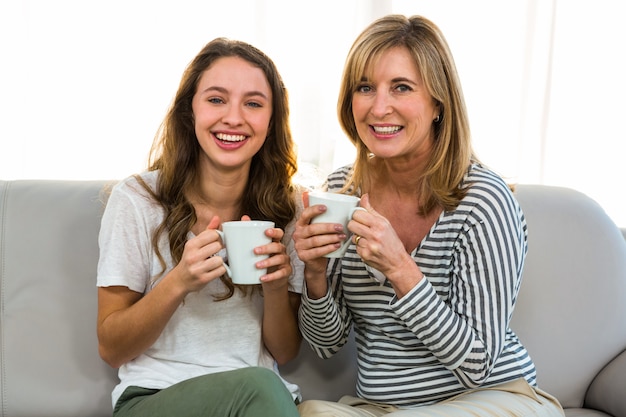 Mère et fille boivent du thé à la maison