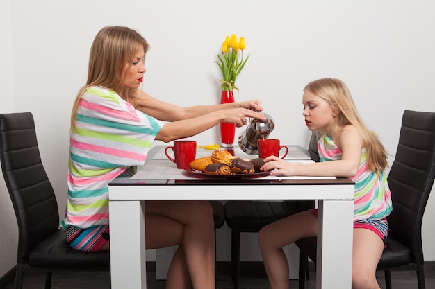 Photo mère et fille boivent du thé