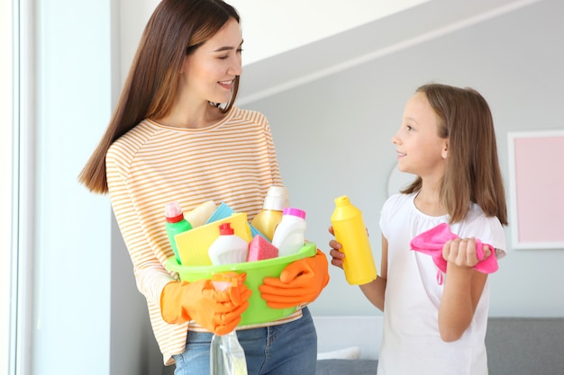 Mère et fille de bonne humeur nettoient la maison