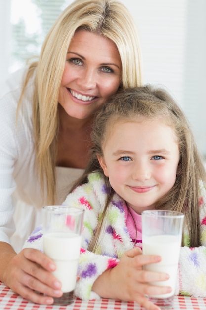 Mère et fille buvant du lait