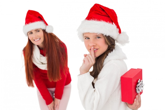 Mère et fille avec un cadeau de Noël