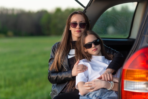 Mère et fille campant sur une colline