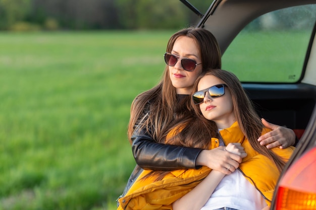 Mère et fille campant sur une colline