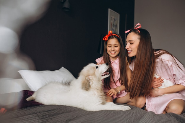 Mère et fille avec chaton et chien