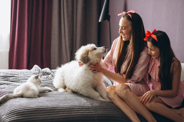 Mère et fille avec chaton et chien