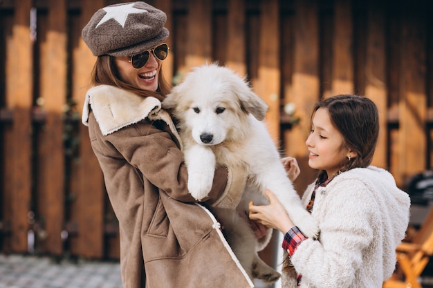 Mère et fille avec un chien à l&#39;extérieur