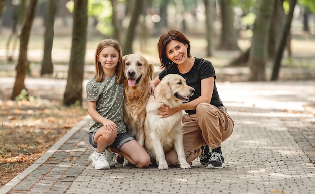 Mère et fille avec chien golden retriever