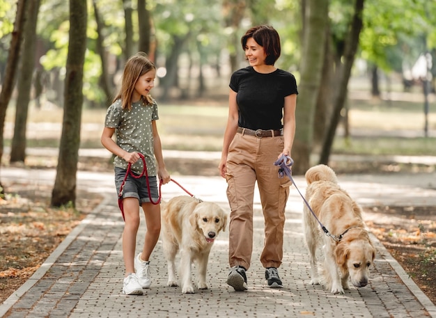 Mère et fille avec chien golden retriever