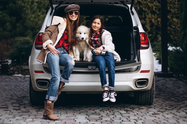 Mère et fille avec un chien