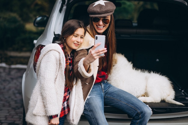 Mère et fille avec un chien