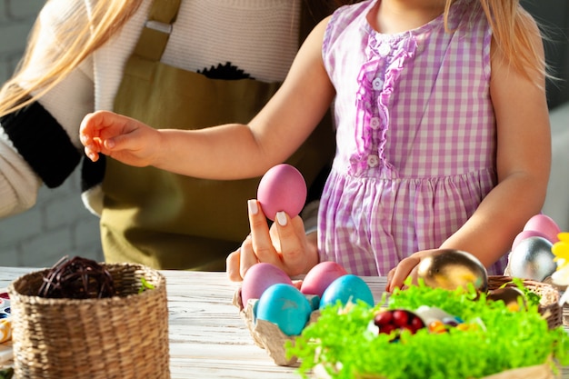 Mère, fille, coloration, oeufs, paques