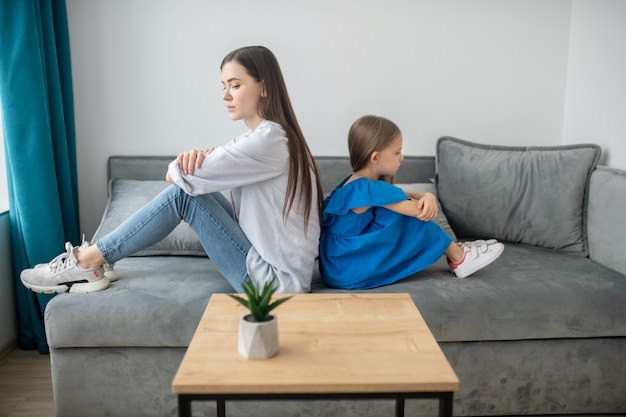 Mère et fille en conflit et semblant stressées