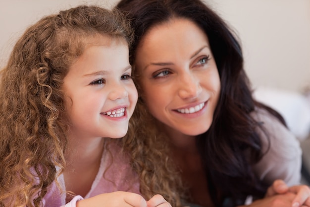 Mère et fille couchées ensemble