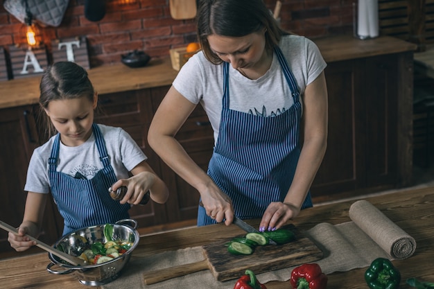 Mère fille, couper légumes, pour, salade