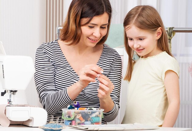 Mère et fille cousent des vêtements