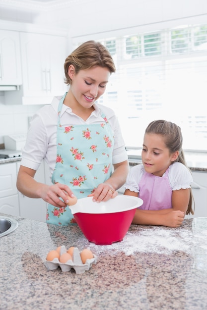 Mère et fille cuisent ensemble