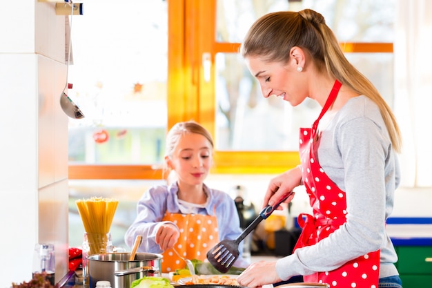 Mère, fille, cuisine, cuisine, chez soi