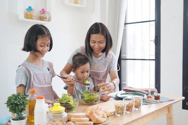 Mère et fille de cuisine dans la cuisine à la maison, concept asiatique de famille heureuse