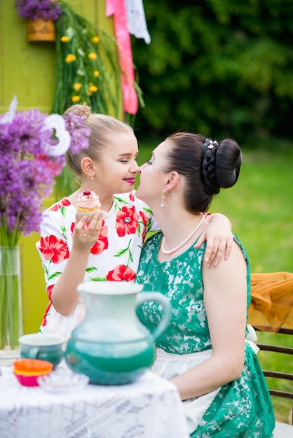 Mère, fille, cuisine, petits gâteaux