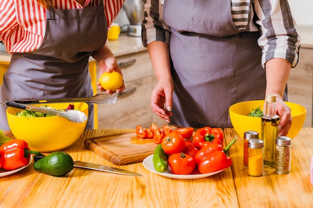 Mère et fille cuisiner ensemble dans la cuisine