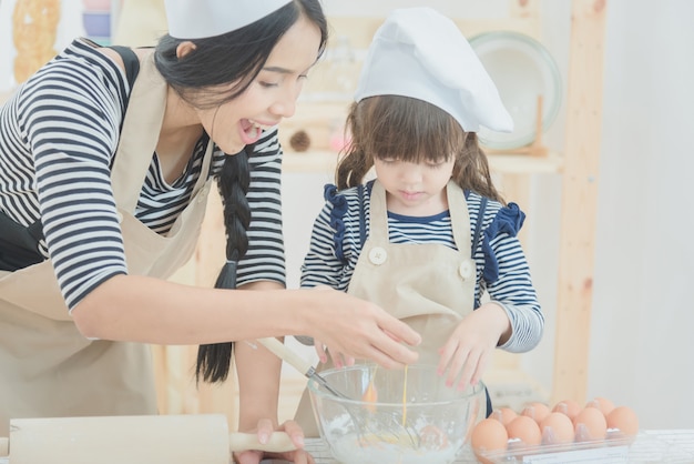 Mère Et Fille Cuisiner Ensemble Pour Faire Un Gâteau Dans La Salle De Cuisine.