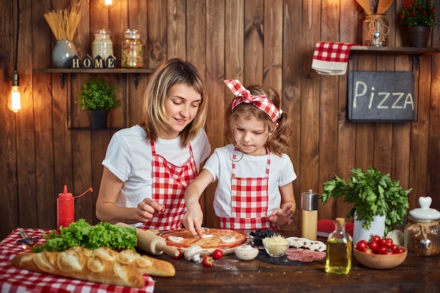 Mère, fille, cuisson, pizza, et, sourire