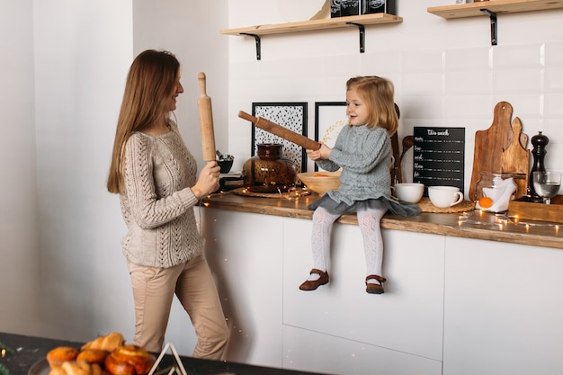 Mère et fille dans la cuisine à la maison