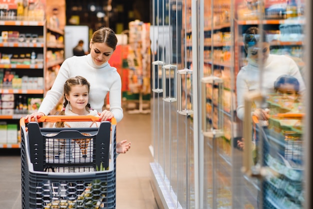 Mère avec fille dans une épicerie